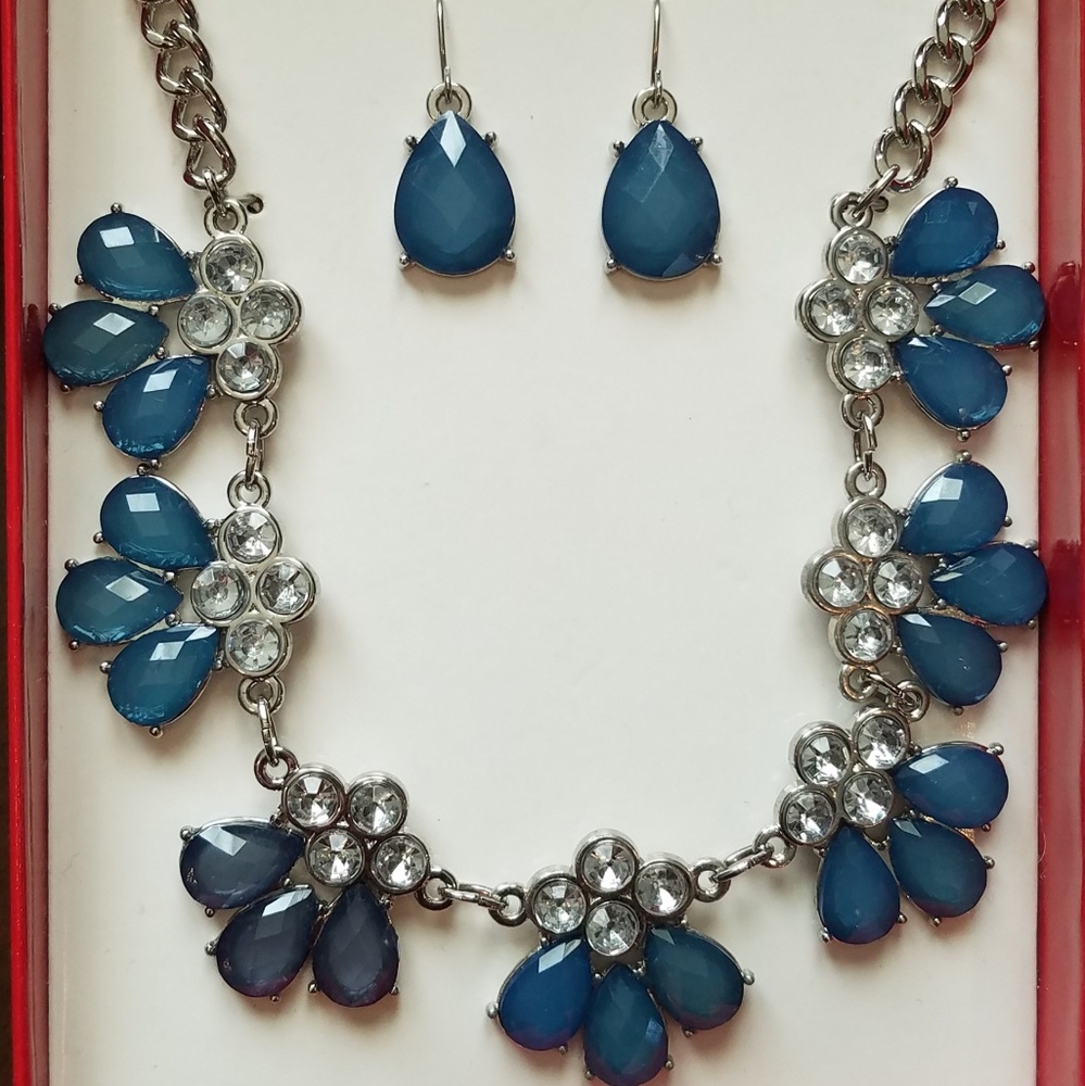 SOLD: Jaclyn Smith necklace and earring box set
